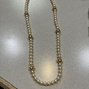 Beautiful Women's costume pearl necklace
